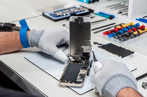 When to DIY and When to Call a Professional for an iPhone Repair in Auckland