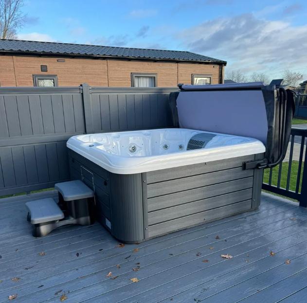 6 person hot tub